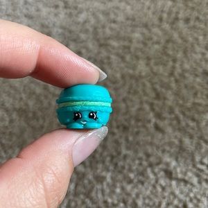 RARE SHOPKINS! Blue Macca Roon!